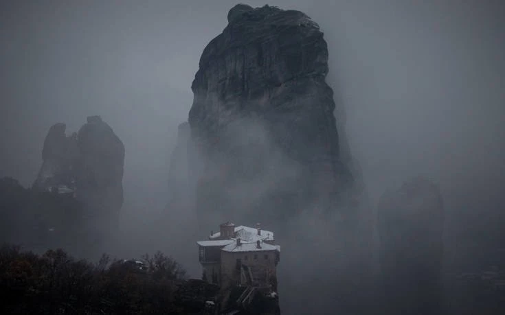 Μαγευτικό σκηνικό στα χιονισμένα Μετέωρα (εικόνες)